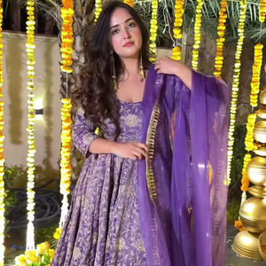 Conjunto de salwar kameez Anarkali largo, listo para enviar, estilo punjabi, de tela de seda pura color lavanda, con detalles bordados. - Product Image 1