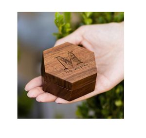 AL-FALAH CRAFT PRIVATE LIMITED Boîte à alliances hexagonale en bois gravée sur mesure pour cérémonie de mariage, support à alliances en bois massif - Product Image 1