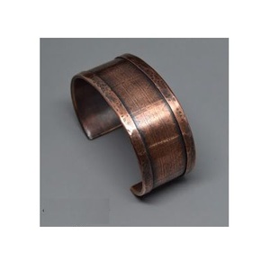 Exquisito brazalete de cobre con diseño geométrico – Brazalete con superficie de rejilla geométrica - Product Image 3