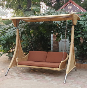 Balançoire de véranda en osier pour l'extérieur avec coussin et oreillers orange vif, disponible à prix de gros. - Product Image 6