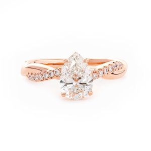 Bague de fiançailles en diamant de laboratoire taille poire 1,5 carat, or rose 14 carats, bande pavée de diamants torsadée, certifiée IGI, solitaire en diamant de laboratoire - Product Image 4