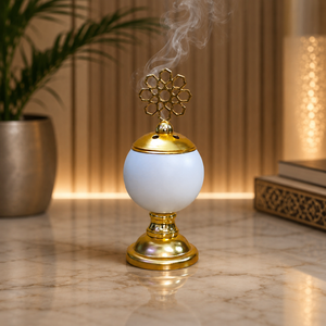 Brûleur d'encens sphérique blanc compact avec bordure dorée, base sur pied assortie et finition florale complexe pour la décoration - Product Image 2