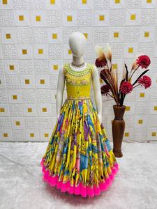 ชุดสาหรี่กะมีซปักลายสีเหลืองสำหรับเด็กผู้หญิงจาก NiMa Creations พร้อมกระโปรงสีชมพู ชุดแต่งงานแบบอินเดียดั้งเดิม ผ้าไหม ความยาวระดับเข่า ทรงปกติ - Product Image 5