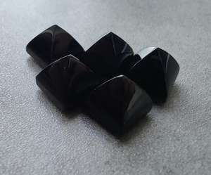 Ónix Negro Natural en Forma de Pirámide, Cabujón Cuadrado con Reverso Plano, Calibrado, Gema Suelta para Joyería - Product Image 4