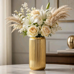 Moderno florero cilíndrico de latón pulido con textura acanalada vertical que contiene un ramo fresco, disponible a precios de mayorista. - Product Image 1