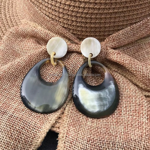 Pendientes de gota de cuerno de búfalo Natural hechos a mano para mujer, diseño de lágrima de estilo tribal étnico ligero, joyería de moda - Product Image 1