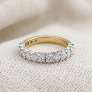 Anillo de media eternidad para mujer en oro de 14K con diamantes cultivados en laboratorio de corte brillante redondo, joyería de boda. - Product Image 3