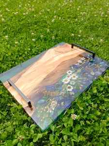 Plateau de service artisanal en époxy et bois avec motif floral, plateau à charcuterie personnalisé en bois d'olivier et résine avec fleurs sauvages - Product Image 6