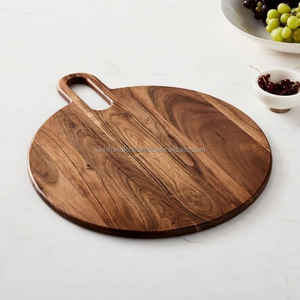 Planche à découper en bois d'acacia de qualité supérieure fabriquée à la main, durable et élégante planche à charcuterie avec poignée manuel - Product Image 4