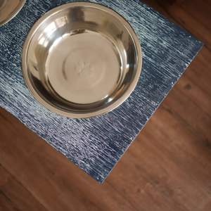 Alimentador de mascotas de acero inoxidable doble ecológico con parte superior de madera y patas de metal - Product Image 6