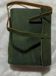 Étui organisateur/agenda en cuir vert à clapet avec reliure cousue et fermeture magnétique, idéal comme cadeau - Product Image 3