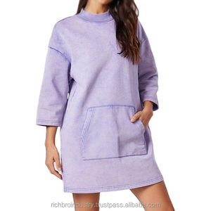 Robe sweat-shirt oversize pour femme en coton 100% violet, style streetwear, avec capuche personnalisée, effet délavé à l'acide et badge à sequins sur le devant - Product Image 1