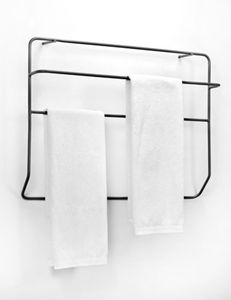 Porte-serviettes autoportant moderne en métal noir style échelle, organisateur de salle de bain, structure décorative peu encombrante - Product Image 2