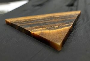 พลอยตาเสือทรงสามเหลี่ยมแบบคาโบชองสำหรับทำเครื่องประดับ ขนาด 30x30 มม. - Product Image 4