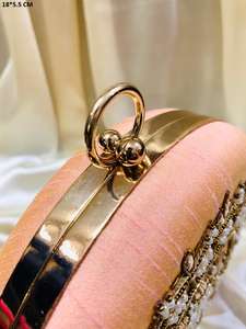 Pochette de soirée classique pour mariée, richement brodée de perles et de diamants, avec chaîne, forme boîte, cadre métallique Lowellcraft - Product Image 5