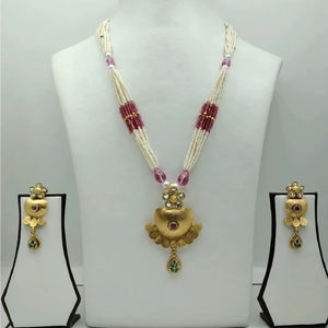 Ensemble de collier élégant en perles avec pendentif en or, pierres roses et boucles d'oreilles pendantes assorties, bijoux de mariée traditionnels - Product Image 1