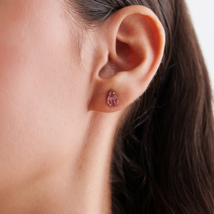 Boucles d'oreilles simples en forme de feuille de tourmaline rose, sculptées à la main, en or jaune véritable K14, pour femmes, bijoux à porter au quotidien - Product Image 2