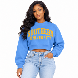 Sudadera Corta Personalizada de la Universidad del Sur, Diseño Gráfico Varsity HBCU en Azul Columbia y Dorado, Sudadera con Cuello Redondo para Mujer, Venta al Por Mayor - Product Image 3