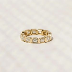 Anillo de Diamantes Cultivados en Laboratorio con Certificación IGI, Corte Esmeralda Ovalado, Biseles, Banda de Eternidad, Oro Puro de 18k/14k, Anillo de Diamantes Sintéticos - Product Image 1