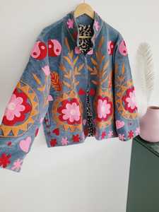 Chaqueta de Terciopelo Cálida para Mujer con Bordado Suzani, Estilo Boho Único, Inspirada en Tradiciones, con un Diseño Realmente Atractivo - Product Image 5