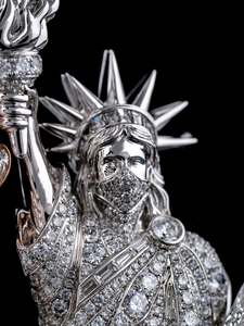 Colgante de Diamante de Laboratorio Estilo Estatua de la Libertad con Diseño Micro Pavé Big Ben, Diamante de Lujo en Platino, Amuleto Unisex, Regalo para Ella - Product Image 3