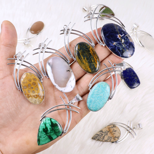 Lote de Joyería de Cristal Hecha a Mano al por Mayor: Colgantes de Piedras Preciosas Naturales Mixtas con Engaste Moderno Plateado en Plata - Product Image 1