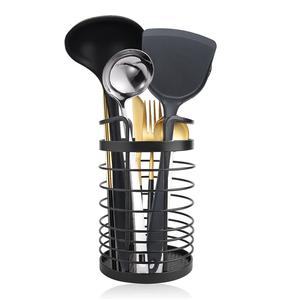 Soporte para cubiertos de hierro hecho a mano para cocinas tradicionales y contemporáneas, que muestra arte y utilidad en el trabajo del metal. - Product Image 1