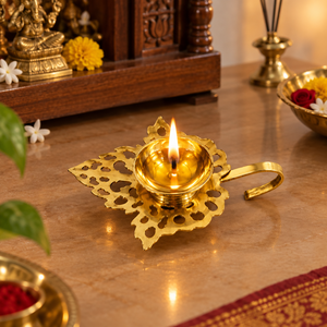 Lampe à huile en laiton artisanale indienne en forme de feuille Aarti Diya avec poignée, idéale pour la décoration des rituels de Puja du temple Diwali - Product Image 3