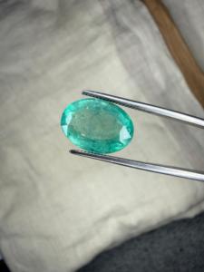 Émeraude naturelle zambienne rare de 5,70 carats, taille ovale, pierre précieuse verte, Jai Narayan Gems, effet de couleur/feu, bijoux de luxe - Product Image 1
