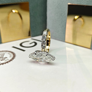 แหวนเพชรทรงรี 7 กะรัต ผลิตในห้องปฏิบัติการ Global Gems รับรองโดย IGI ตัวเรือนทอง 14K ฝังแบบซ่อน ดีไซน์หรูหราคลาสสิกสำหรับทั้งชายและหญิง เหมาะสำหรับเป็นแหวนหมั้น - Product Image 2