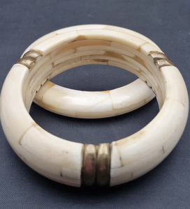 กำไลข้อมือทำมือสไตล์วินเทจจากกระดูกธรรมชาติ ประดับทองเหลือง โดย Perfect Enterprises - Product Image 5