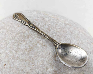 Mini-cuillère vintage plaquée argent avec manche orné et marques de fabricant, couverts de table européens en acier inoxydable brillant pour la restauration - Product Image 2