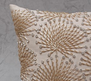Housse de coussin brodée à la main à bas prix avec des détails de perles pour le salon, le canapé, la chaise d'appoint et la décoration de la chambre - Product Image 5