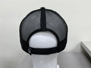 Produit dans une usine au Vietnam, casquette de camionneur structurée en maille camouflage à 6 panneaux avec patch en cuir personnalisé, confortable et sportive. - Product Image 4