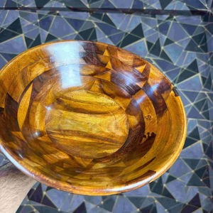 Ensemble de bols en bois rustiques faits à la main, écologiques, naturels, sculptés, de qualité supérieure, parfaits pour la table à manger, pour servir des salades et des en-cas. - Product Image 1