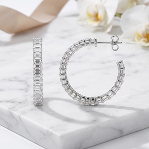 ต่างหูเพชรทรงบาร์แบบเปิดประดับมรกต 5.20 กะรัต - Product Image 3