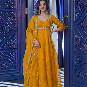 RICH LOOK Ramdev Trading Vêtement ethnique en soie Fandy avec broderie et travail de sequins, ensemble robe, bas et dupatta, pour fêtes et occasions festives, EN STOCK - Product Image 1