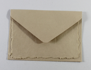 Carte artisanale colorée 250 g/m² à bords festonnés avec enveloppe assortie, papier recyclé fait main à partir de fibres de coton - Product Image 1