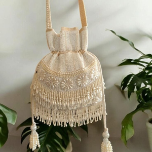 Bolso Potli Artesanal con Cuentas de Perlas de Marfil, Motivo Floral y Borlas con Flecos, Bolso de Mano Tradicional con Cordón para Novia, Estilo Étnico para Bodas - Product Image 3