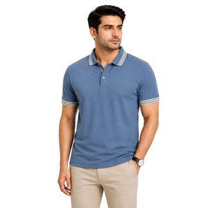 Polo homme bleu ciel premium avec col et bordures des manches à triple contraste blanc et beige, personnalisable avec logo vierge, prêt à porter - Product Image 1