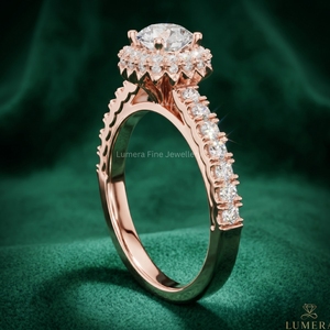 แหวนหมั้นเพชรเพาะเลี้ยงทรงหรูหรา ประดับเพชรแบบ Pave ชุบทองคำสีกุหลาบ ดีไซน์ก้านแหวนแยก ได้รับการรับรองจาก IGI ทอง 9KT-18KT - Product Image 4