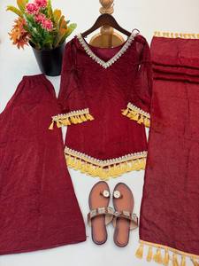 Conjunto indio-pakistaní color borgoña con bordados, borlas, hombros descubiertos, top Anarkali, pantalones de pierna ancha y dupatta para fiestas y bodas - Product Image 6