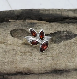 Bague grenat avec pierres précieuses faite à la main en argent sterling 925 Bague élégante en pierre rouge pour femme Cadeau de bijouterie en argent massif - Product Image 2