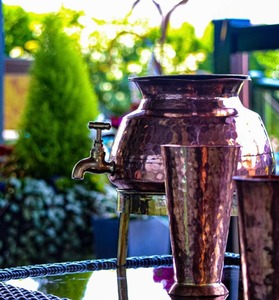 Nouvelle arrivée : Distributeur d'eau en cuivre avec couvercle et support en laiton, design moderne et traditionnel, décoration pour la maison et les mariages - Product Image 6
