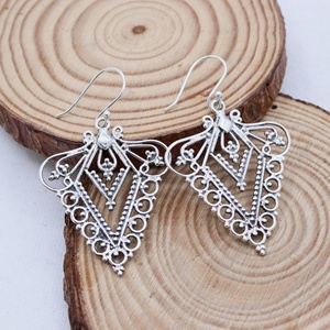 Boucles d'oreilles pendantes en argent sterling 925 en forme de cerf-volant ajouré, style filigrane, Memoria Jewels, vente en gros - Product Image 4