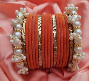 ชุดกำไลกำมะหยี่สีส้มประดับมุกและลูกปัดทองสำหรับผู้หญิง - Product Image 1