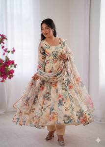 VASTRA COTTAGE Elegante Conjunto de Vestido de Seda Chanderi con Trabajo de Lentejuelas y Hilo, Ropa Étnica de Diseñador con Pantalón y Dupatta de Chanderi - Product Image 1
