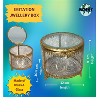 Élégance vintage pour mon espace avec cette magnifique boîte à bijoux en laiton et en verre. Parfaite pour conserver vos trésors en toute sécurité.