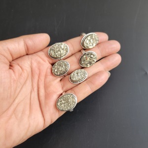 Bagues en argent plaqué avec pierres précieuses naturelles de pyrite, best-sellers, pour la décoration intérieure, bijoux de mode de haute qualité, vente en gros, véritable cristal - Product Image 1