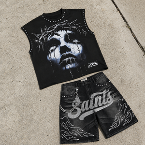 Ensemble de t-shirt sans manches à imprimé graphique et short en jean pour homme, finition vintage délavée, détail clouté, chaîne décorative, streetwear, ensemble deux pièces - Product Image 3
